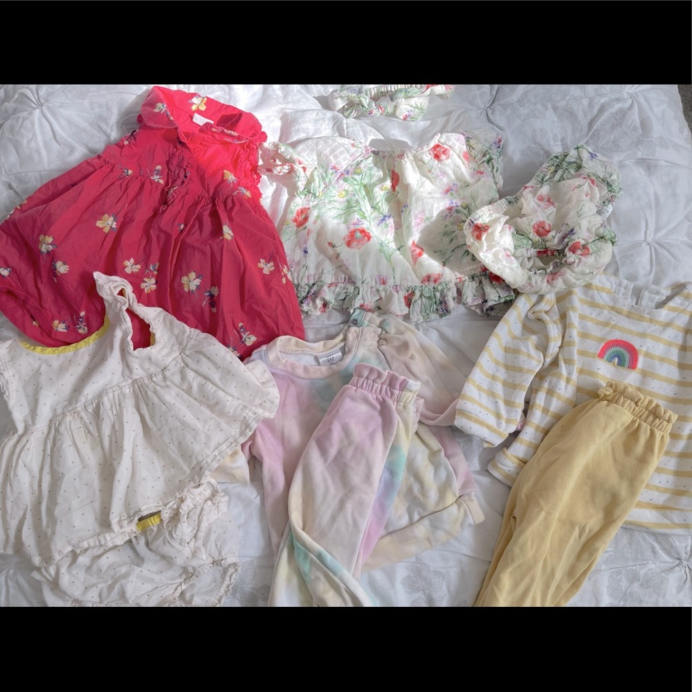 6-12 month Baby Gap spring lot . 3 dresses 2 outfits no stains or rips